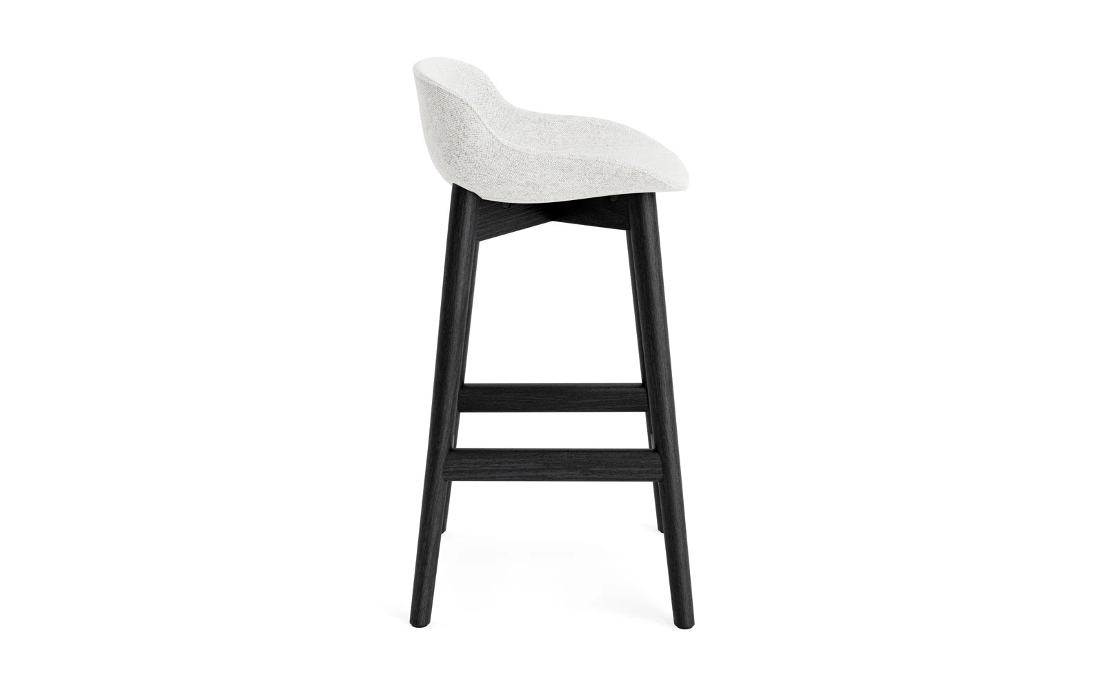 Erleben Sie den Hyg Barhocker 65 cm von Normann Copenhagen – ein eleganter, vollpolsterter Hocker aus schwarzer Eiche, der Komfort und skandinavisches Design vereint.