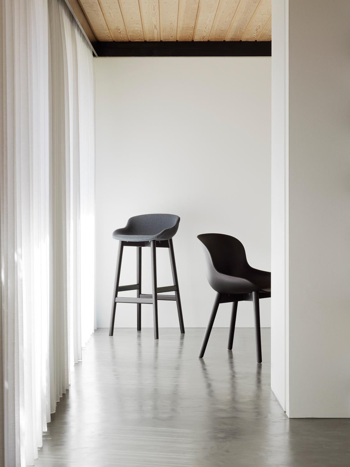 Hyg Barhocker 65 cm vollpolster schwarze Eiche Ultra leder in Ultra 41599 präsentiert im Onlineshop von KAQTU Design AG. Barstuhl ist von Normann Copenhagen