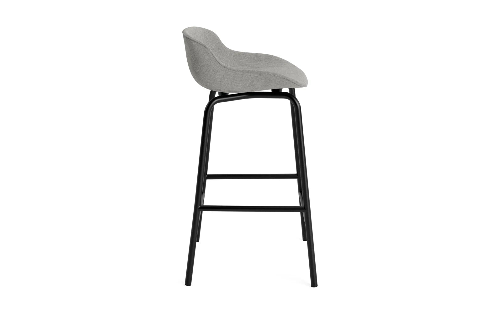 Der Hyg Barhocker von Normann Copenhagen vereint elegantes Design und hohen Sitzkomfort. Mit 65 cm Höhe und vollpolsterter Oberfläche ist er ideal für moderne Wohnräume.