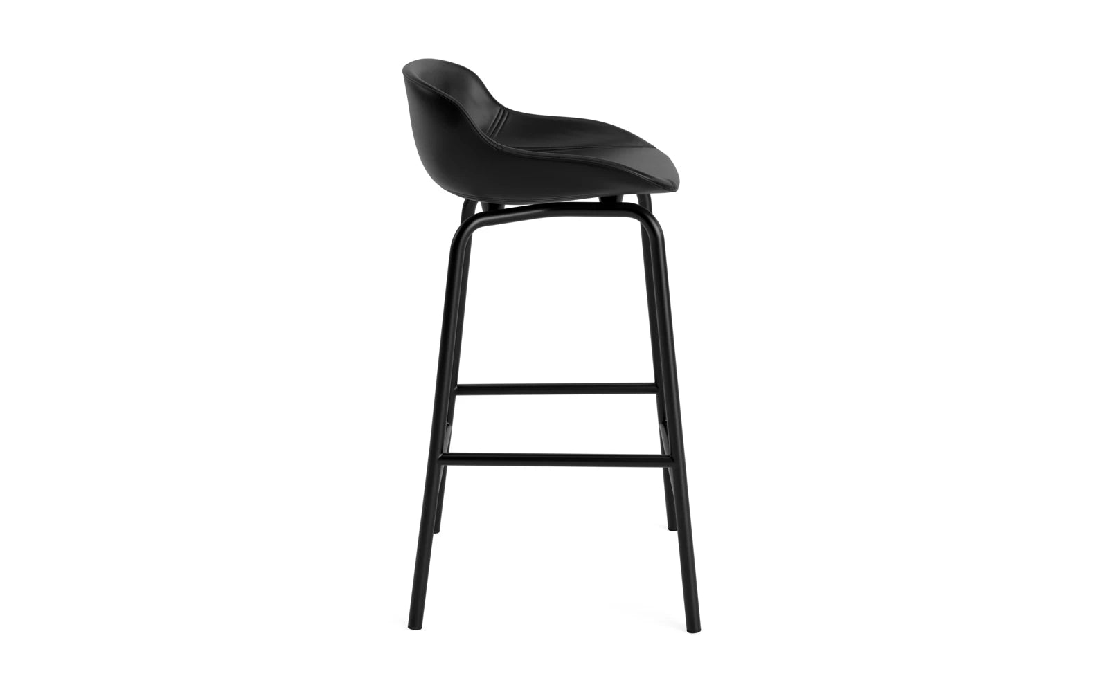 Der Hyg Barhocker von Normann Copenhagen vereint elegantes Design und hohen Sitzkomfort. Mit 65 cm Höhe und vollpolsterter Oberfläche ist er ideal für moderne Wohnräume.