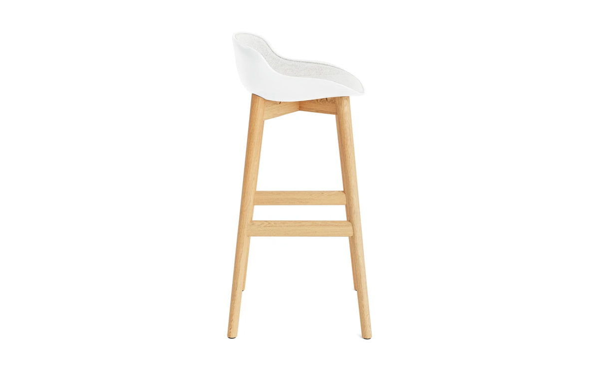 Hyg Barhocker 75 cm Polster Eiche Weiss/Hallingdal in Hallingdal 110 präsentiert im Onlineshop von KAQTU Design AG. Barstuhl ist von Normann Copenhagen