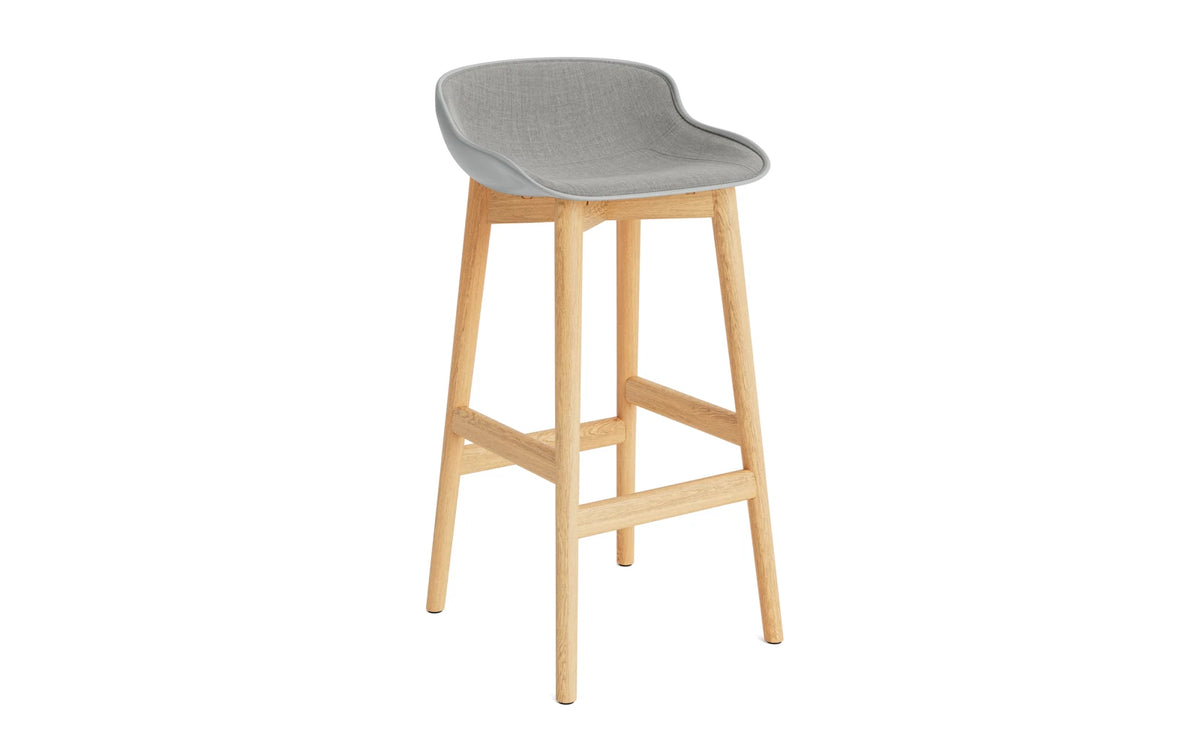 Hyg Barhocker 75 cm Polster Eiche Grau/Remix in Remix 133 präsentiert im Onlineshop von KAQTU Design AG. Barstuhl ist von Normann Copenhagen
