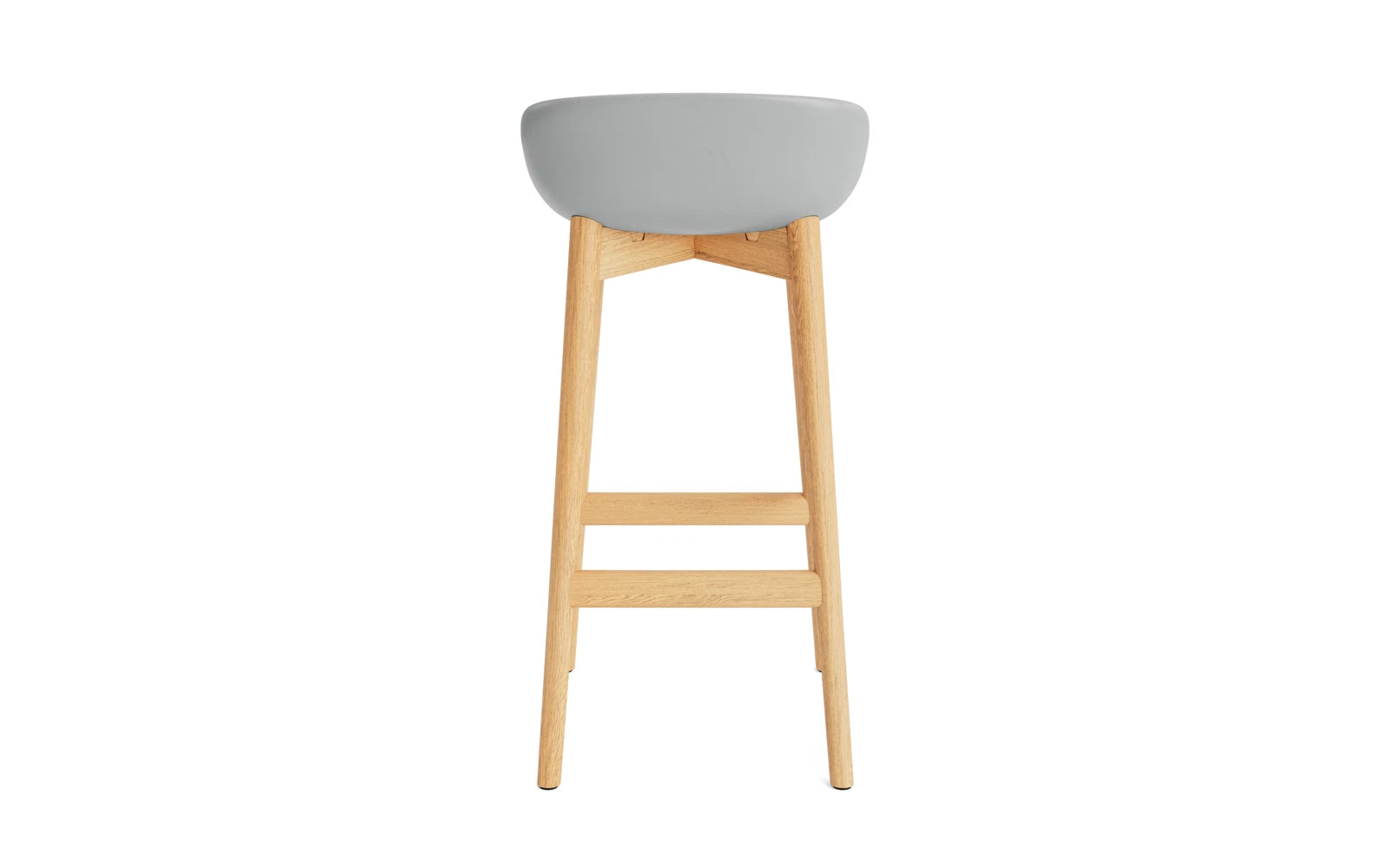 Erleben Sie den Hyg Barhocker 75 cm von Normann Copenhagen – ein elegantes Möbelstück mit grauer Polsterung und stabilen Eichenbeinen, ideal für gemütliche Abende.