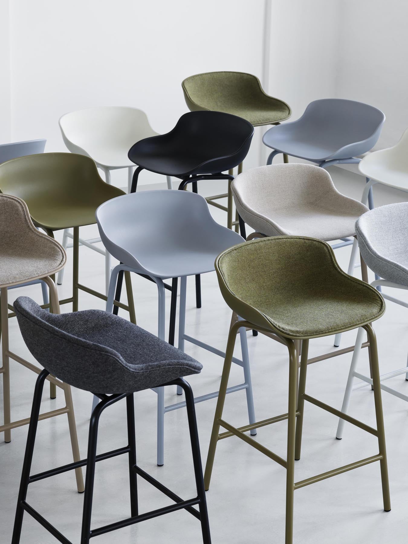Entdecken Sie den Hyg Barhocker 75 cm von Normann Copenhagen – stilvoller Komfort mit grauem Remix-Polster und robusten Eichenbeinen für gesellige Momente.