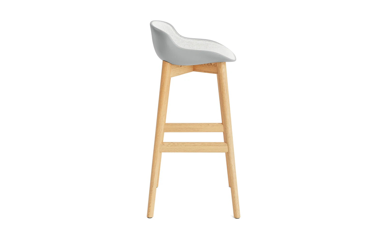 Entdecken Sie den Hyg Barhocker 75 cm von Normann Copenhagen – ein stilvoller Barhocker aus Eiche mit gemütlicher Hallingdal-Polsterung, perfekt für Ihr Zuhause.