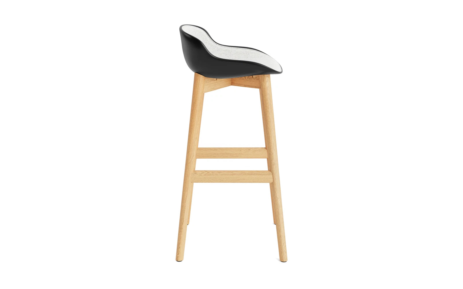 Entdecken Sie den Hyg Barhocker 75 cm in Eiche Schwarz/Hallingdal von Normann Copenhagen – ein stilvolles Design, das Komfort und skandinavische Gemütlichkeit vereint.