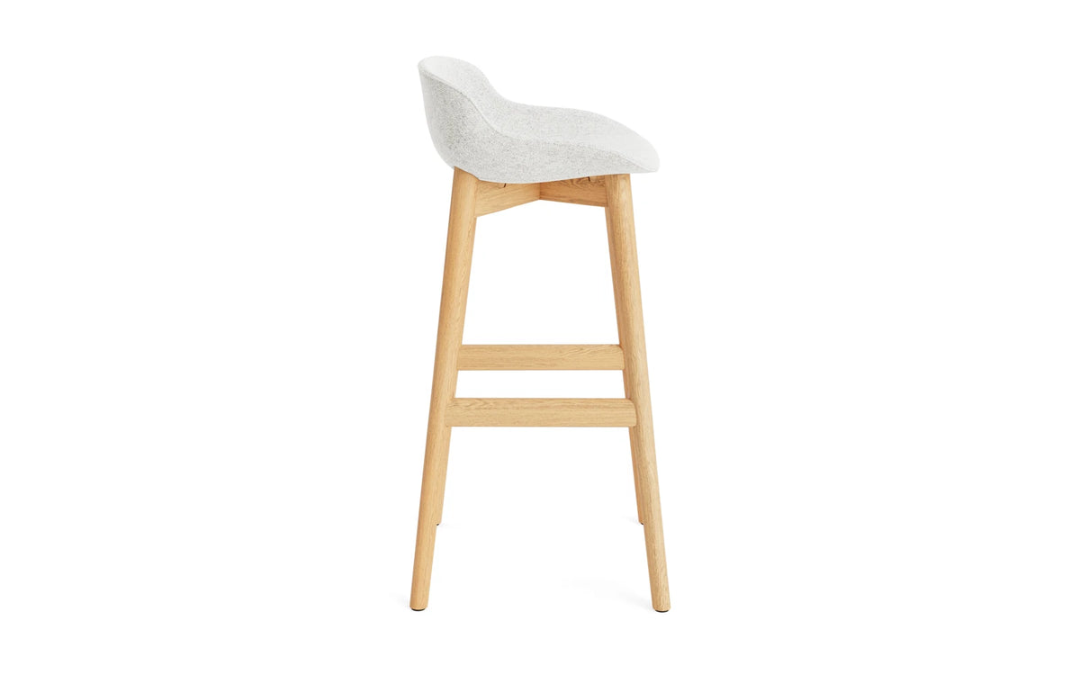 Hyg Barhocker 75 cm vollpolster Eiche Hallingdal in Hallingdal 110 präsentiert im Onlineshop von KAQTU Design AG. Barstuhl ist von Normann Copenhagen
