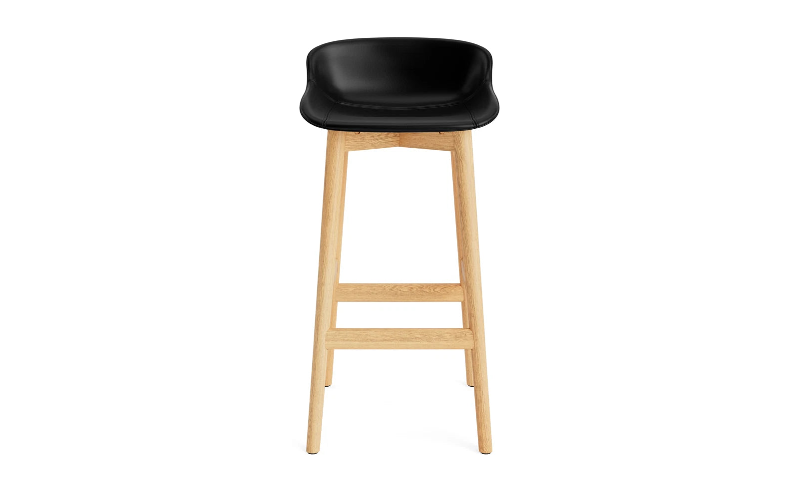 Erleben Sie den Hyg Barhocker 75 cm von Normann Copenhagen – ein eleganter, vollpolsterter Barhocker aus Eiche mit luxuriösem Ultra Leder, der Gemütlichkeit und skandinavisches Design perfekt kombiniert.
