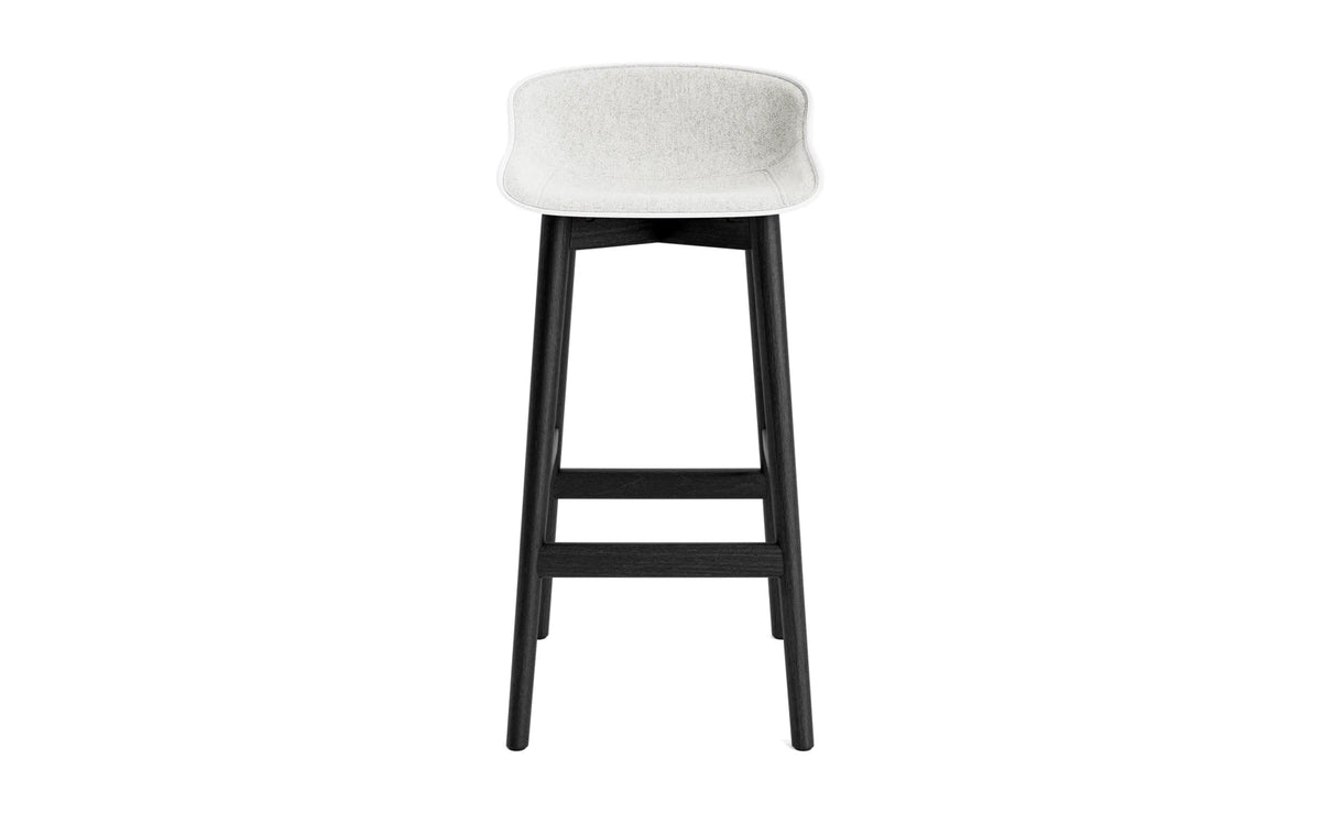Hyg Barhocker 75 cm Polster Schwartze Eiche Weiss/Hallingdal in Hallingdal 110 präsentiert im Onlineshop von KAQTU Design AG. Barstuhl ist von Normann Copenhagen
