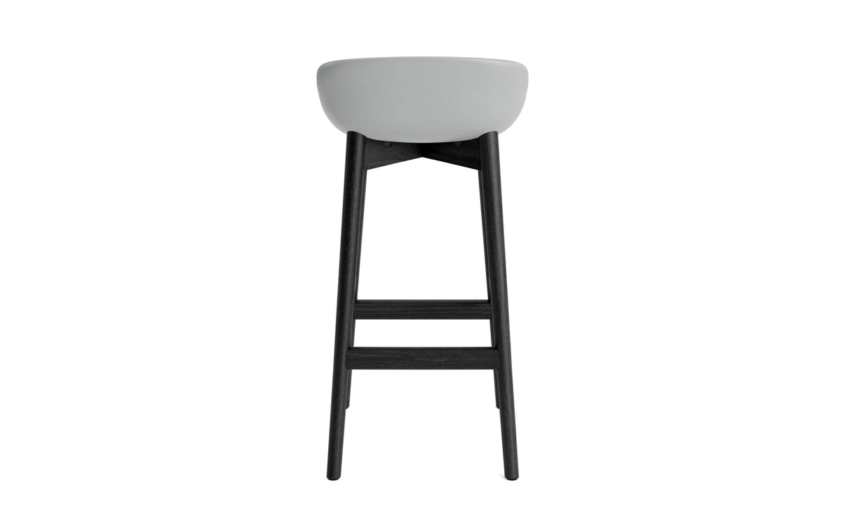 Hyg Barhocker 75 cm Polster Schwarze Eiche Grau/Remix in Remix 133 präsentiert im Onlineshop von KAQTU Design AG. Barstuhl ist von Normann Copenhagen