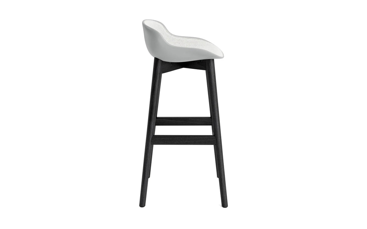 Hyg Barhocker 75 cm Polster Schwartze Eiche Grau/Hallingdal in Hallingdal 110 präsentiert im Onlineshop von KAQTU Design AG. Barstuhl ist von Normann Copenhagen