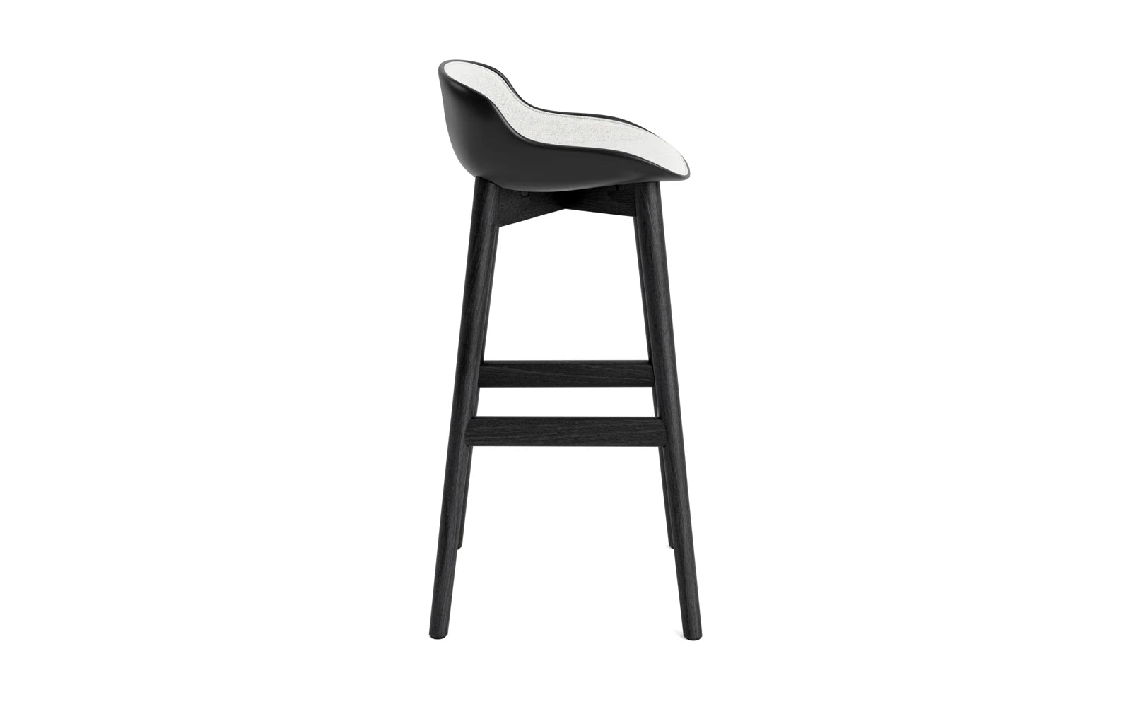Entdecken Sie den Hyg Barhocker 75 cm von Normann Copenhagen – ein stilvoller Barhocker aus schwarzer Eiche mit hochwertiger Hallingdal-Polsterung, der Gemütlichkeit und modernes Design vereint.