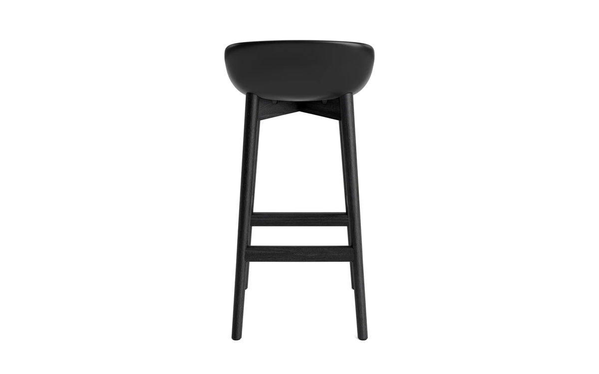 Hyg Barhocker 75 cm Polster Schwarze Eiche Schwarz/Ultra Leder in Ultra 41599 präsentiert im Onlineshop von KAQTU Design AG. Barstuhl ist von Normann Copenhagen