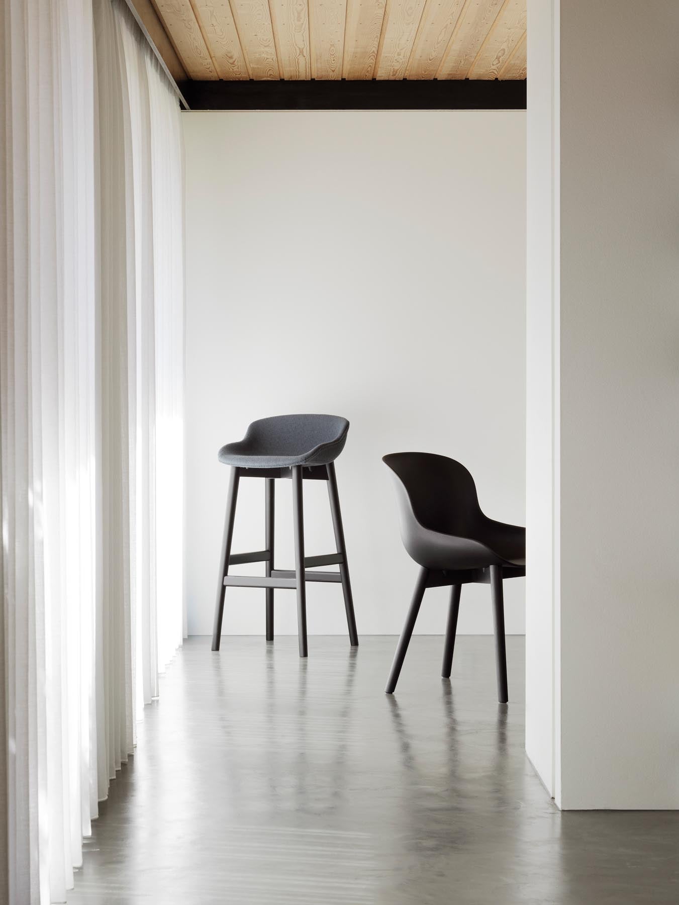 Der Hyg Barhocker 75 cm von Normann Copenhagen kombiniert elegantes Design mit höchstem Sitzkomfort. Aus schwarzer Eiche und einem olivfarbenen Polster gefertigt, ist er perfekt für gemütliche Ess- und Loungebereiche.