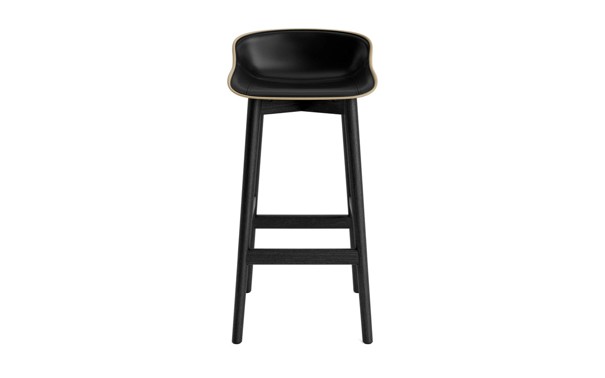 Hyg Barhocker 75 cm Polster Schwarze Eiche Sand/Ultra in Ultra 41599 präsentiert im Onlineshop von KAQTU Design AG. Barstuhl ist von Normann Copenhagen