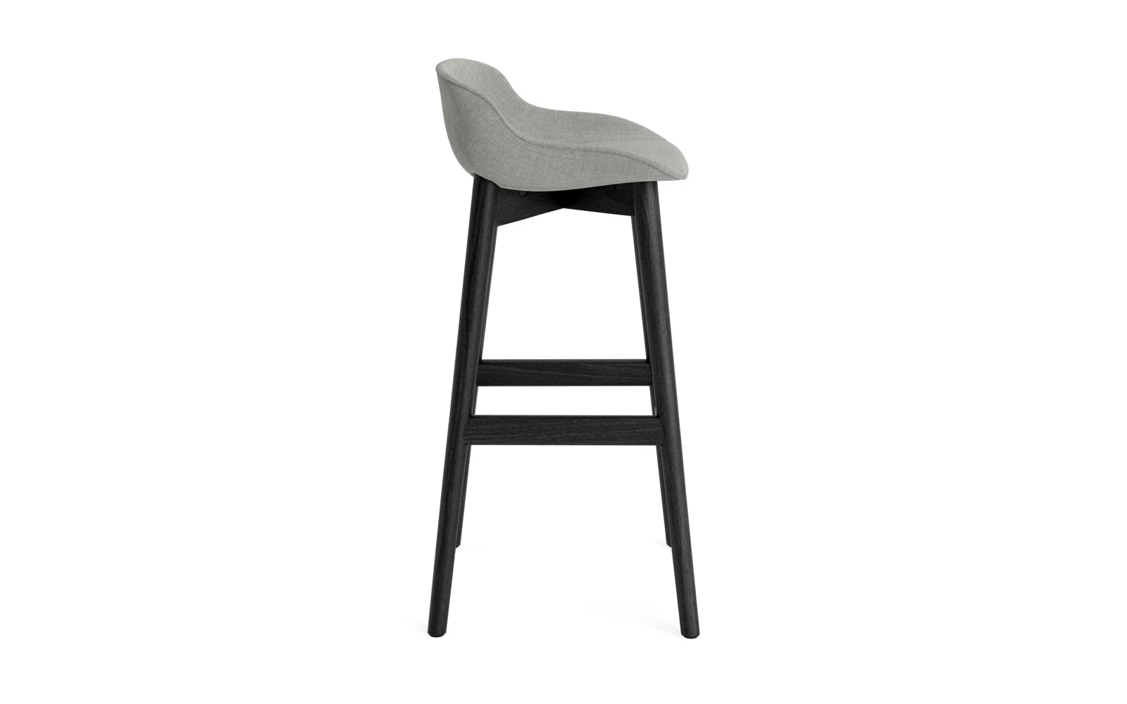 Entdecken Sie den Hyg Barhocker 75 cm von Normann Copenhagen – ein eleganter, vollpolsterter Barhocker aus schwarzer Eiche, der Gemütlichkeit und skandinavisches Design vereint.