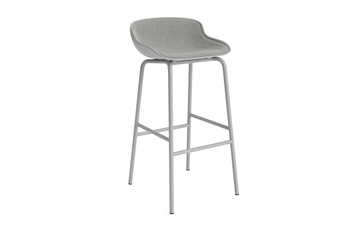 Hyg Barhocker 75 cm Frontpolster Grau Stahl Grau/Remix in Remix 133 präsentiert im Onlineshop von KAQTU Design AG. Barstuhl ist von Normann Copenhagen