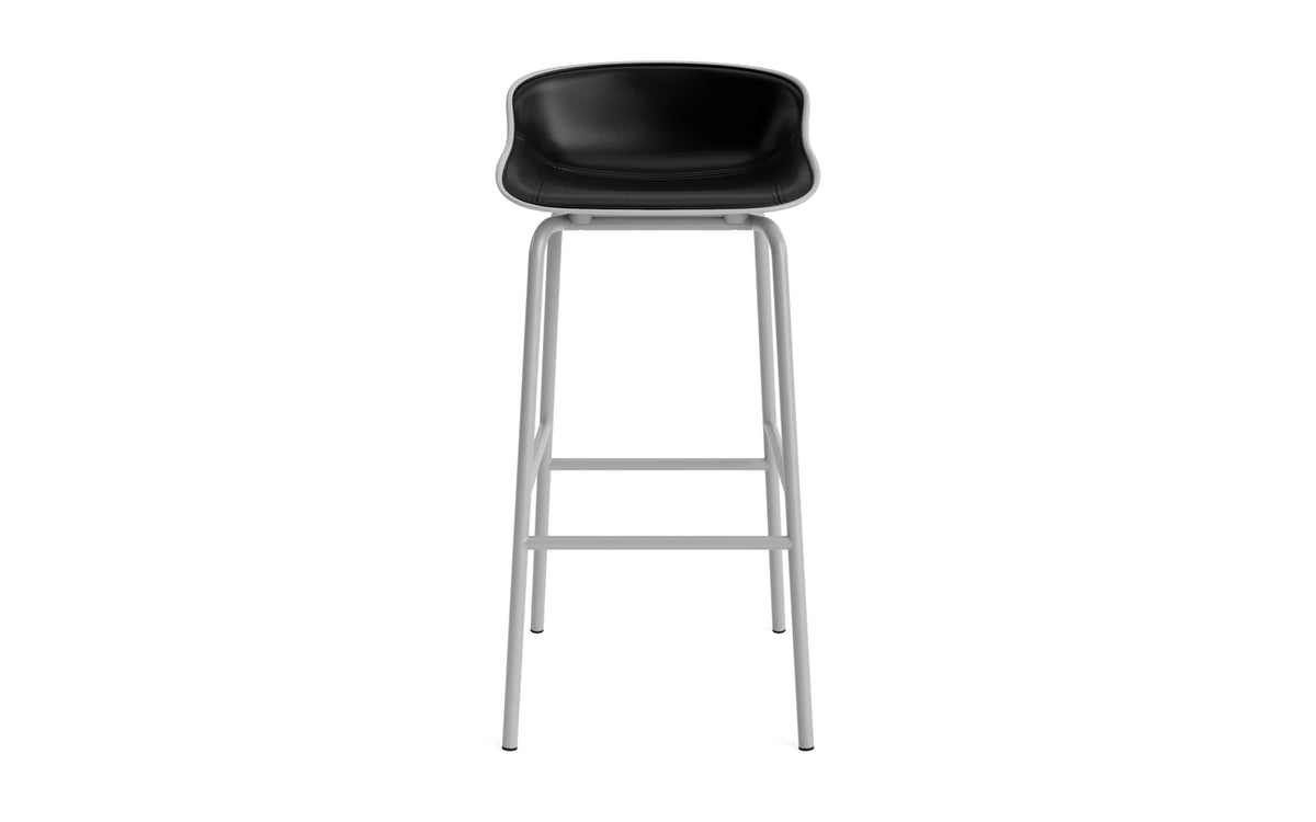 Hyg Barhocker 75 cm Frontpolster Grau Stahl Grau/Ultra in Ultra 41599 präsentiert im Onlineshop von KAQTU Design AG. Barstuhl ist von Normann Copenhagen