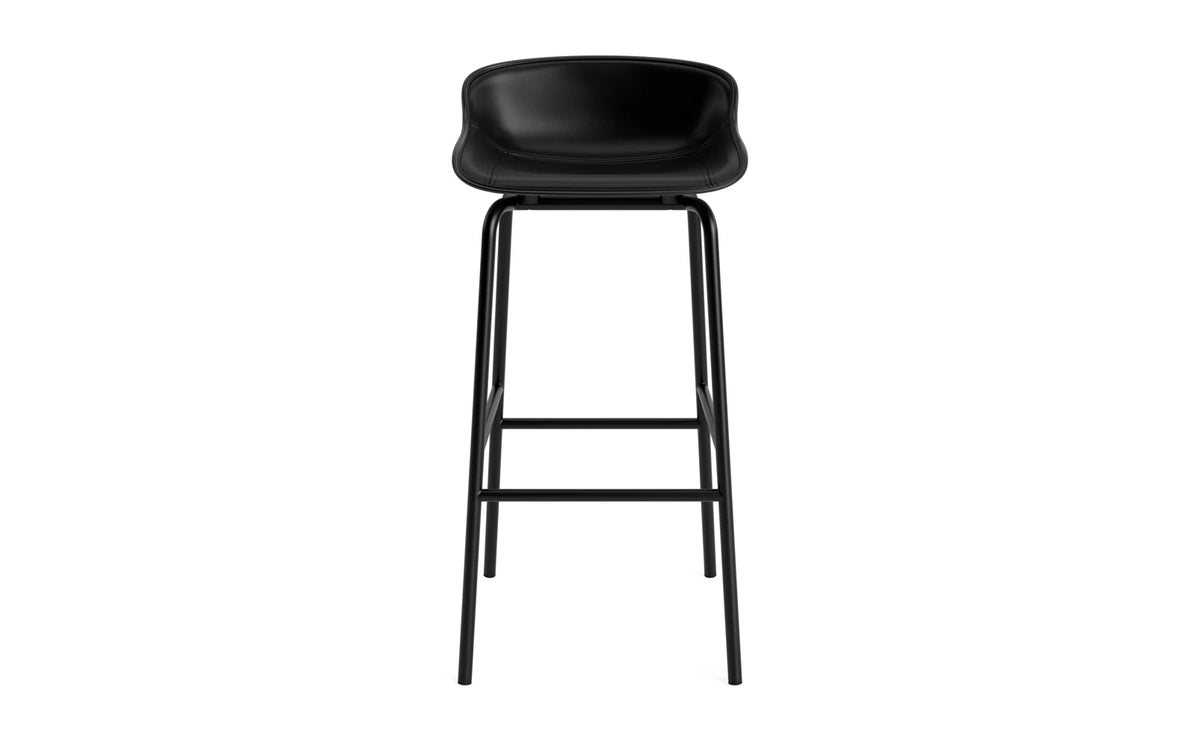 Hyg Barhocker 75 cm Frontpolster Stahl Schwartz/Ultra Leder in Ultra 41599 präsentiert im Onlineshop von KAQTU Design AG. Barhocker ist von Normann Copenhagen