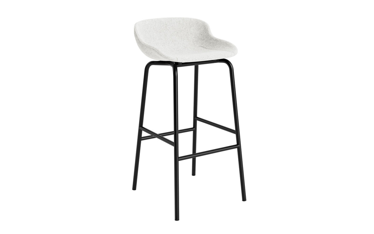 Barhocker Hyg von Normann Copenhagen mit gepolsterter Sitzschale aus Polypropylen und Stoff Remix 133, organisch geformt, Gestell aus pulverbeschichtetem Stahl.