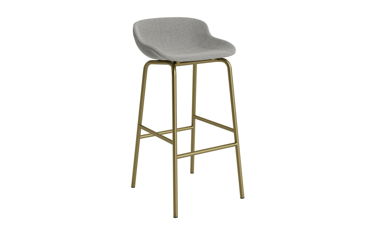 Barhocker Hyg von Normann Copenhagen mit gepolsterter Sitzschale aus Polypropylen und Stoff Remix 133, organisch geformt, Gestell aus pulverbeschichtetem Stahl.