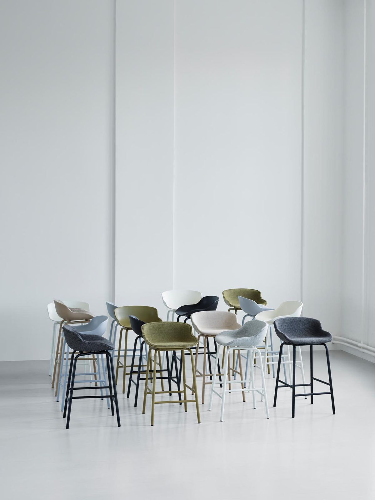 Hyg Barhocker 75 cm Frontpolster Olive Stahl Remix in Remix 133 präsentiert im Onlineshop von KAQTU Design AG. Barstuhl ist von Normann Copenhagen