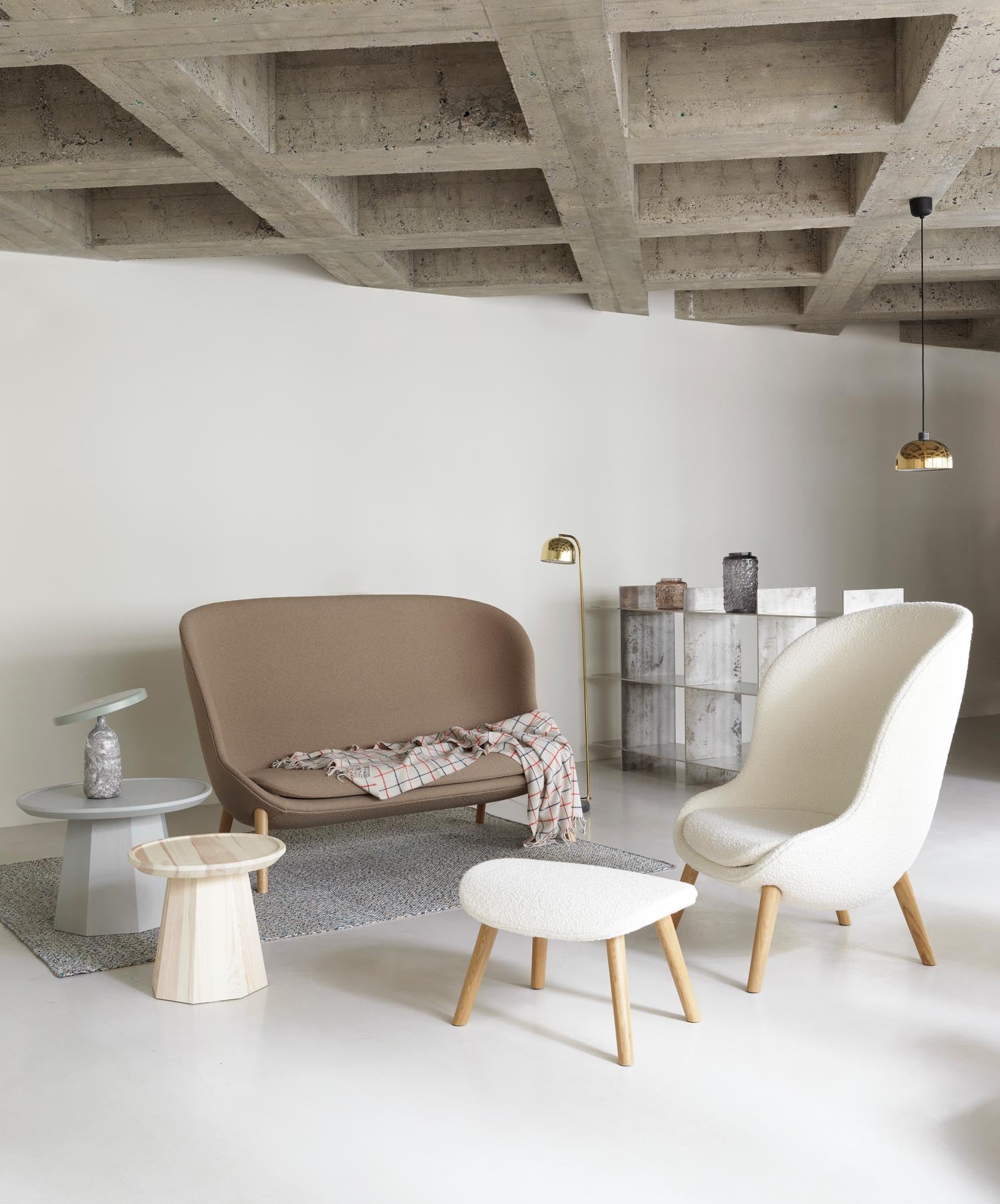 Das Hyg Sofa von Normann Copenhagen vereint dänische Hygge mit organischem Design. Komfortabel, stilvoll und individuell anpassbar.