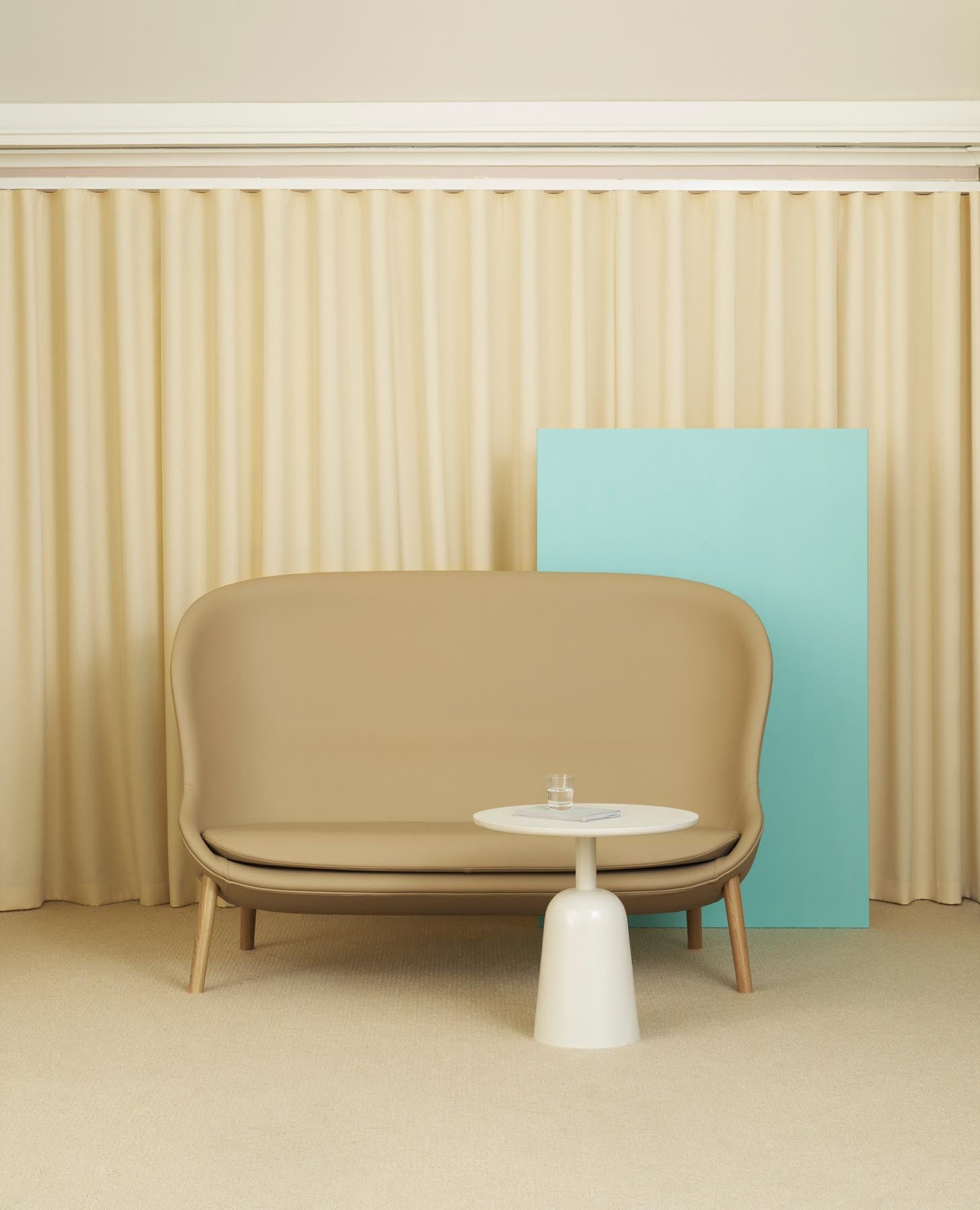 Das Hyg Sofa von Normann Copenhagen vereint dänische Hygge mit organischem Design. Komfortabel, stilvoll und individuell anpassbar.