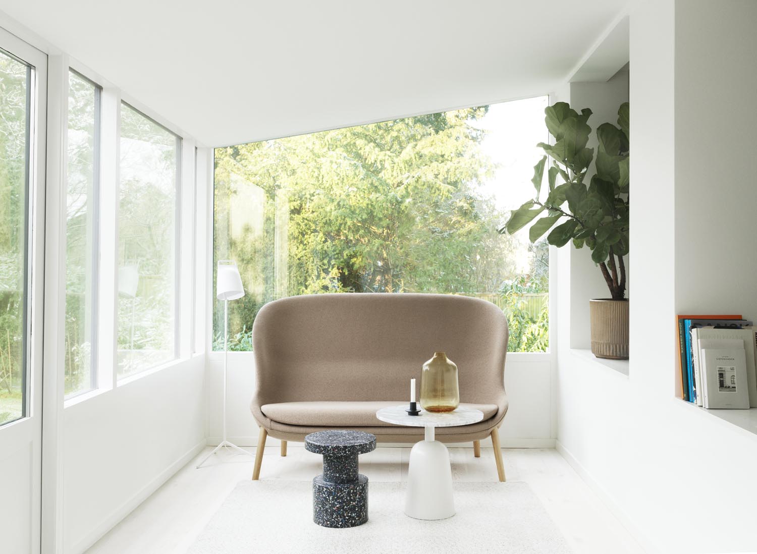 Das Hyg Sofa von Normann Copenhagen vereint dänische Hygge mit organischem Design. Komfortabel, stilvoll und individuell anpassbar.