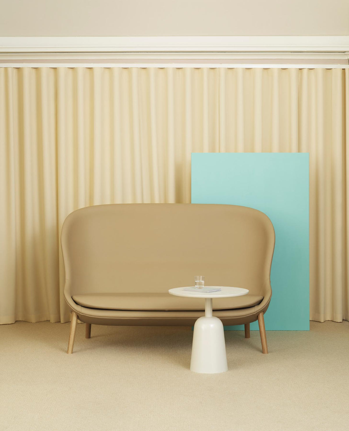 Hyg Sofa Schwartze Eiche Remix in Remix 133 präsentiert im Onlineshop von KAQTU Design AG. 2er Sofa ist von Normann Copenhagen