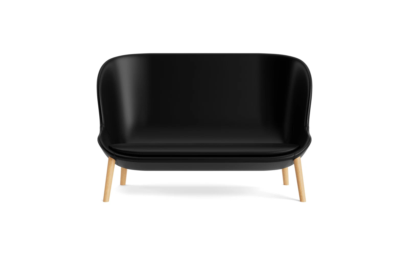 Erleben Sie das Hyg Sofa Schwartze Eiche Ultra von Normann Copenhagen – ein elegantes 2er Sofa, das Wärme und Geborgenheit in Ihr Zuhause bringt.