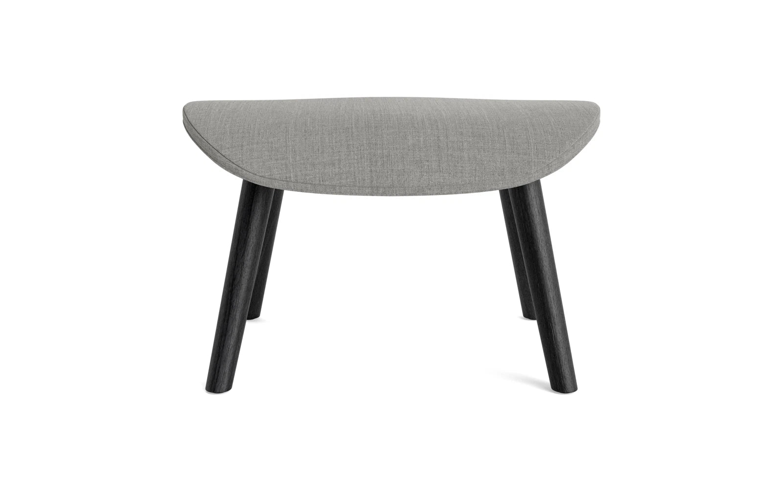 Erleben Sie den Hyg Fusshocker in schwarzer Eiche – ein elegantes Designstück, das Komfort und skandinavische Gemütlichkeit in Ihr Zuhause bringt.