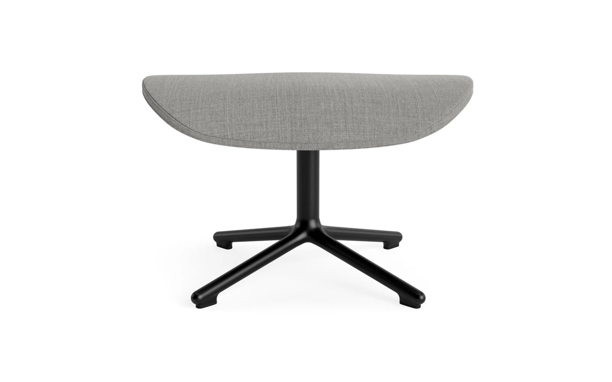 Hyg Fusshocker drehbar Schwartz Alu Remix in Remix 133 präsentiert im Onlineshop von KAQTU Design AG. Ottoman ist von Normann Copenhagen