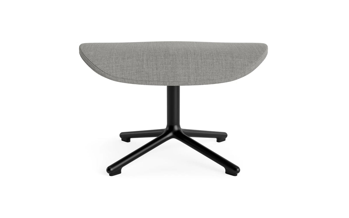 Hyg Fusshocker drehbar Schwartz Alu Remix in Remix 133 präsentiert im Onlineshop von KAQTU Design AG. Ottoman ist von Normann Copenhagen