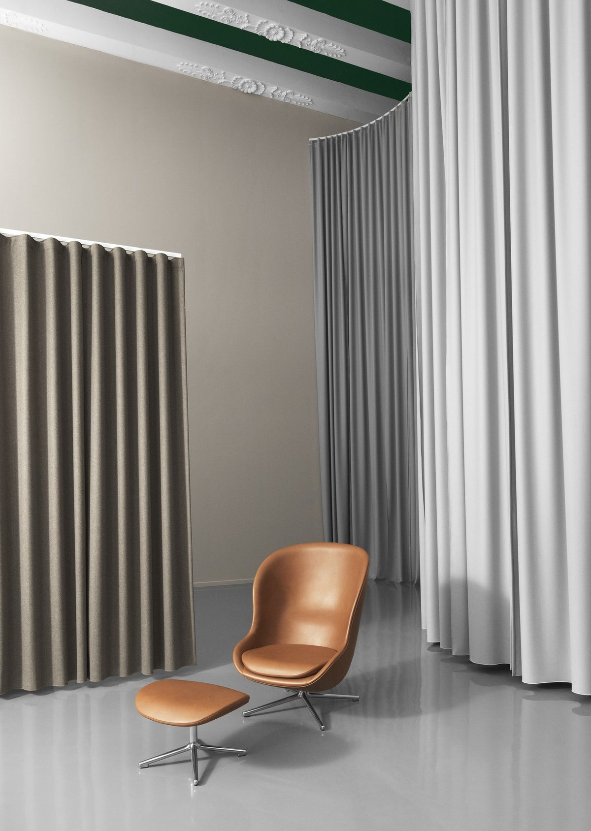 Hyg Fusshocker von Normann Copenhagen mit gepolstertem Sitz aus geformtem PU-Schaum und schwarzem Aluminiumgestell, runde Form.