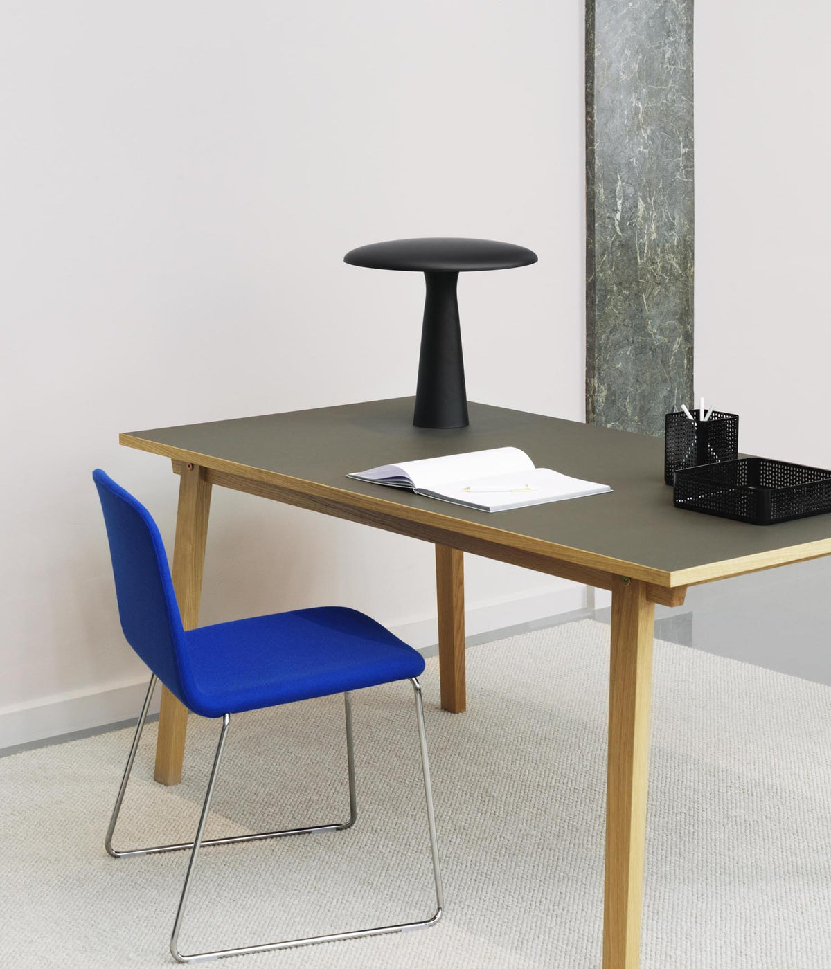 Just Stuhl gepolstert, schwarzer stahl/Ultra in Ultra 41599 präsentiert im Onlineshop von KAQTU Design AG. Stuhl ist von Normann Copenhagen