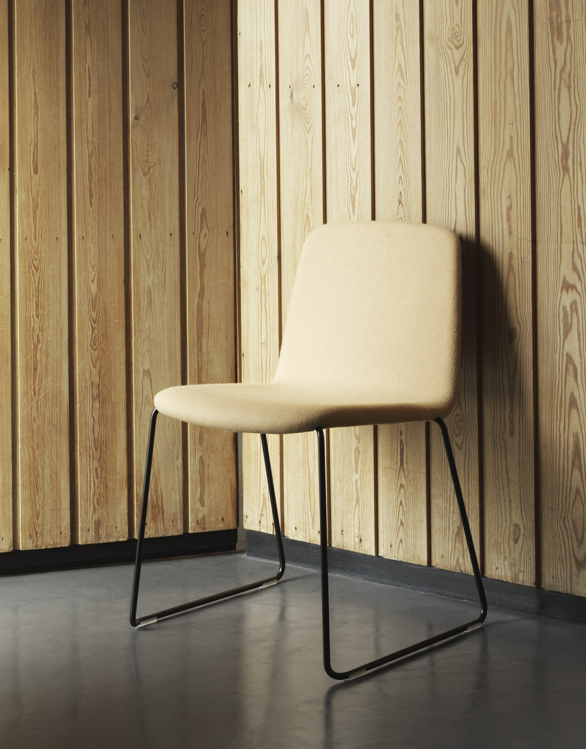 Just Barshocker von Normann Copenhagen mit gepolsterter Schale aus Eschenholz-Furnier, Textilbezug und verchromtem Gestell.