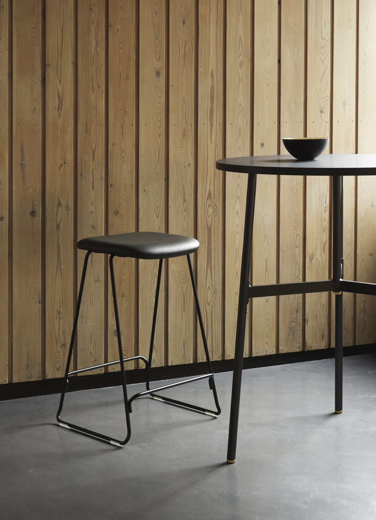 Gepolsterter Barhocker Just von Normann Copenhagen mit geformter Holzschale, Textilbezug Camira JA159 und verchromtem Stahlgestell.