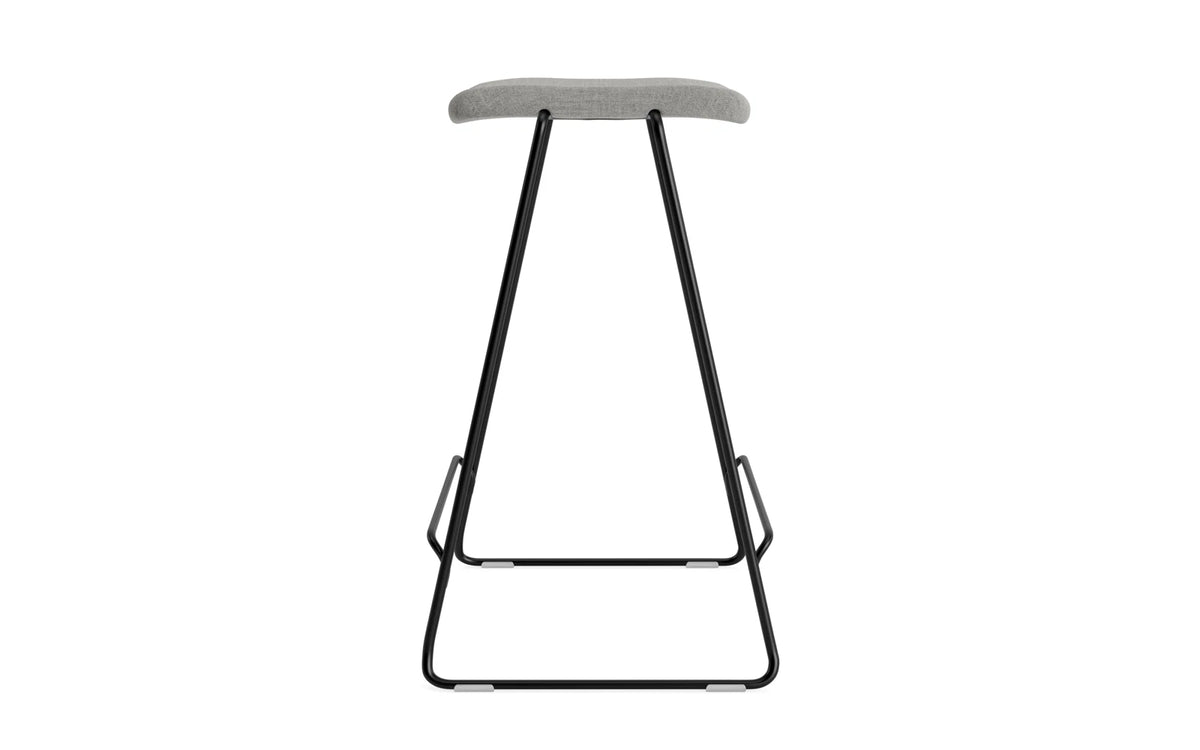 Just Barhocker 65 cm, gepolstert, schwarzer Stahl/ Remix in Remix 133 präsentiert im Onlineshop von KAQTU Design AG. Barstuhl ist von Normann Copenhagen