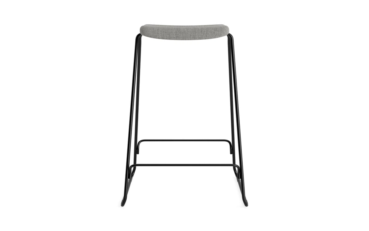Just Barhocker 65 cm, gepolstert, schwarzer Stahl/ Remix in Remix 133 präsentiert im Onlineshop von KAQTU Design AG. Barstuhl ist von Normann Copenhagen