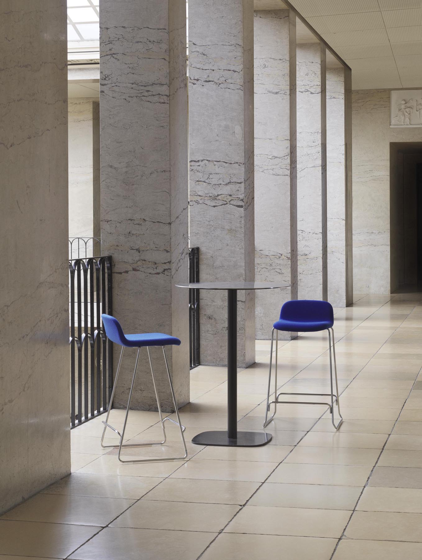 Entdecken Sie den Just Barhocker 65 cm von Normann Copenhagen – ein elegantes, gepolstertes Design aus schwarzem Stahl und Remix-Stoff, ideal für jeden Raum.