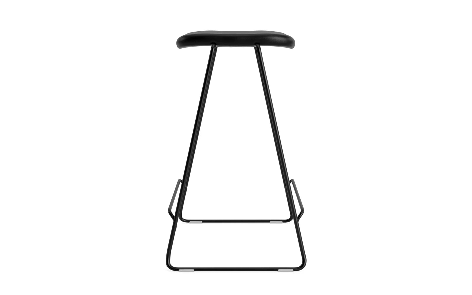 Entdecken Sie den Just Barhocker 65 cm von Normann Copenhagen – ein eleganter, gepolsterter Barhocker aus schwarzem Stahl, ideal für moderne Küchen und Bars.