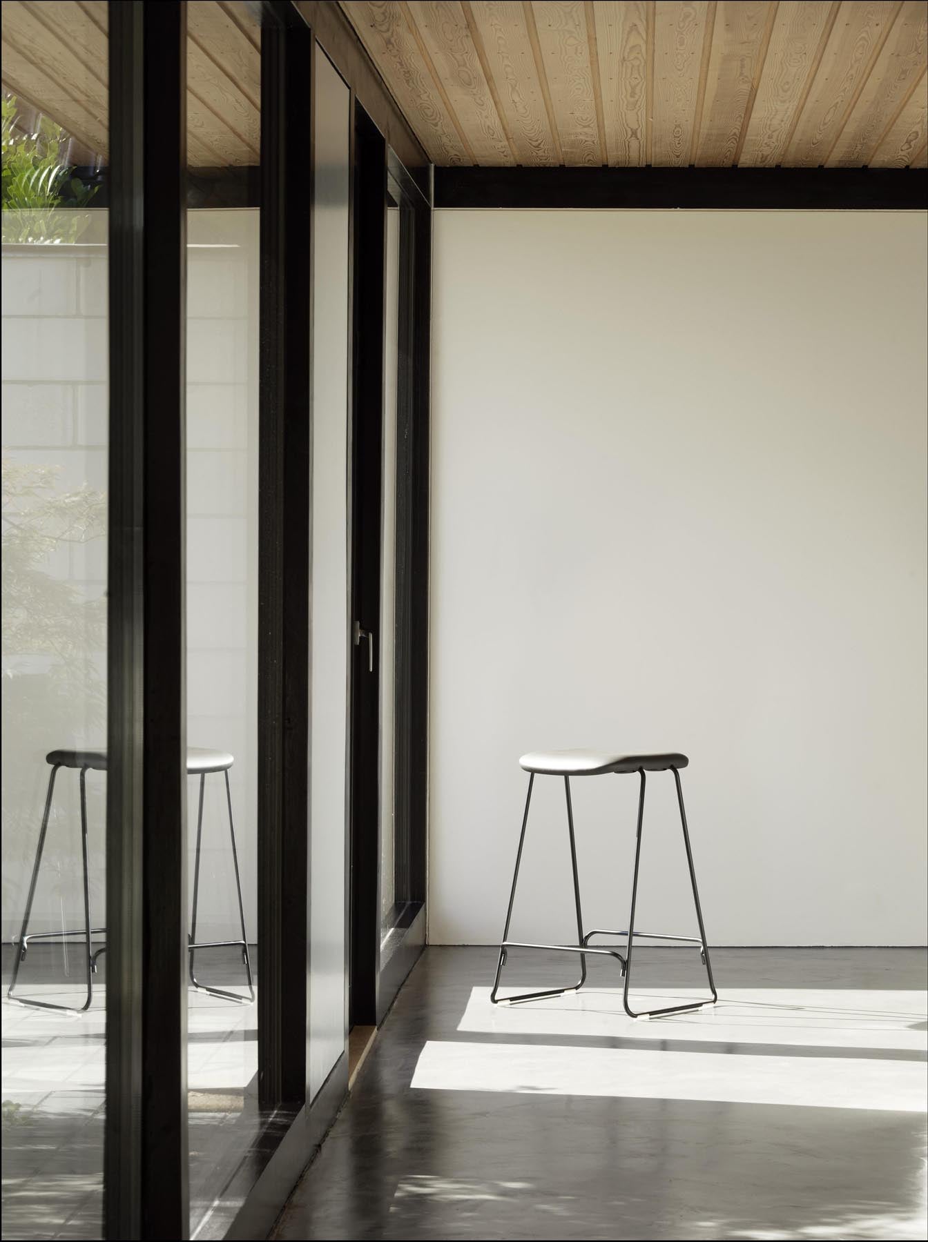 Entdecken Sie den Just Barhocker 65 cm von Normann Copenhagen – ein eleganter, gepolsterter Barhocker aus schwarzem Stahl, ideal für moderne Küchen und Bars.