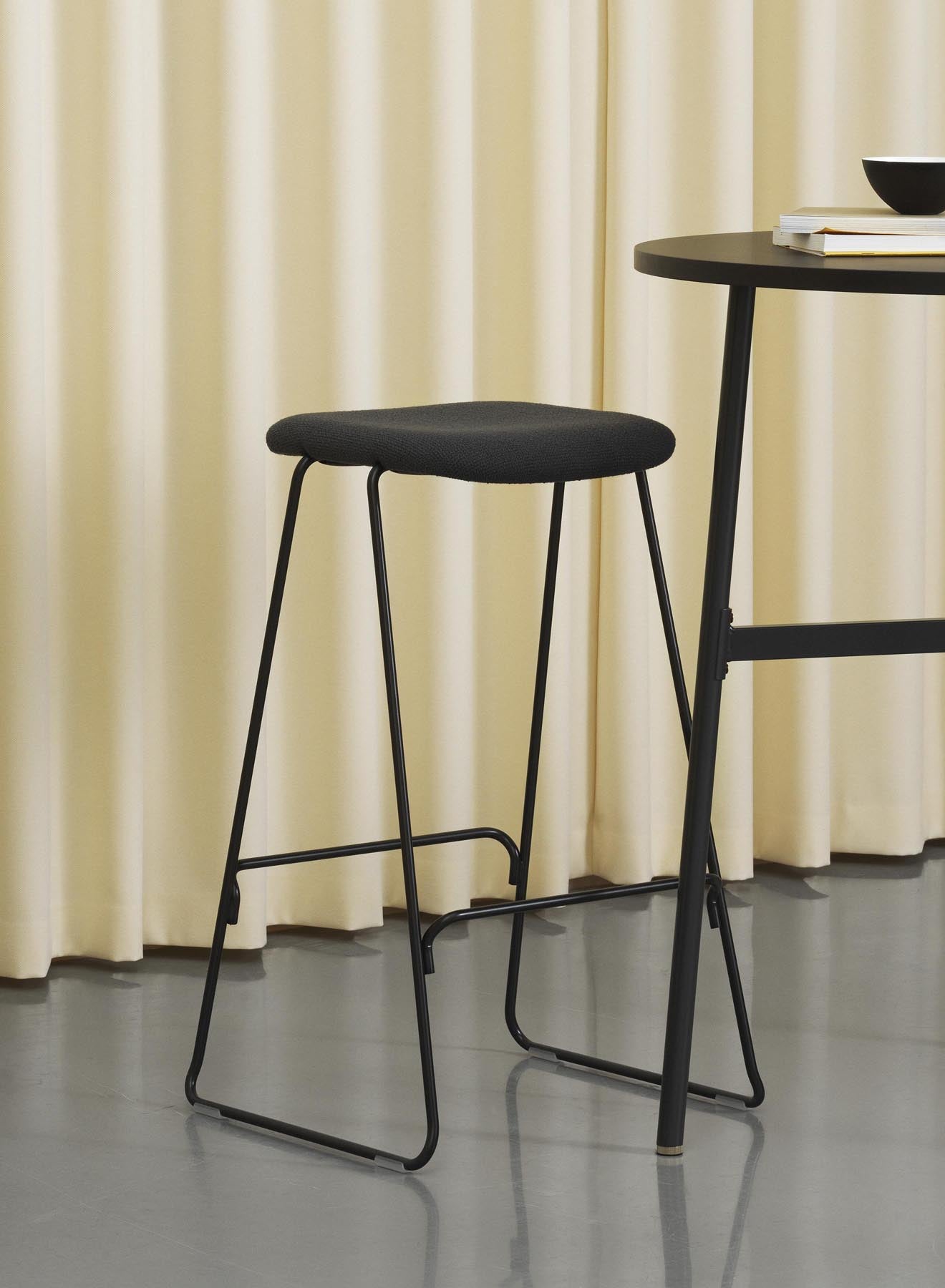 Erleben Sie den Just Barhocker 65 cm von Normann Copenhagen – ein stilvoller, gepolsterter Barhocker aus robustem Stahl, perfekt für jeden Raum.