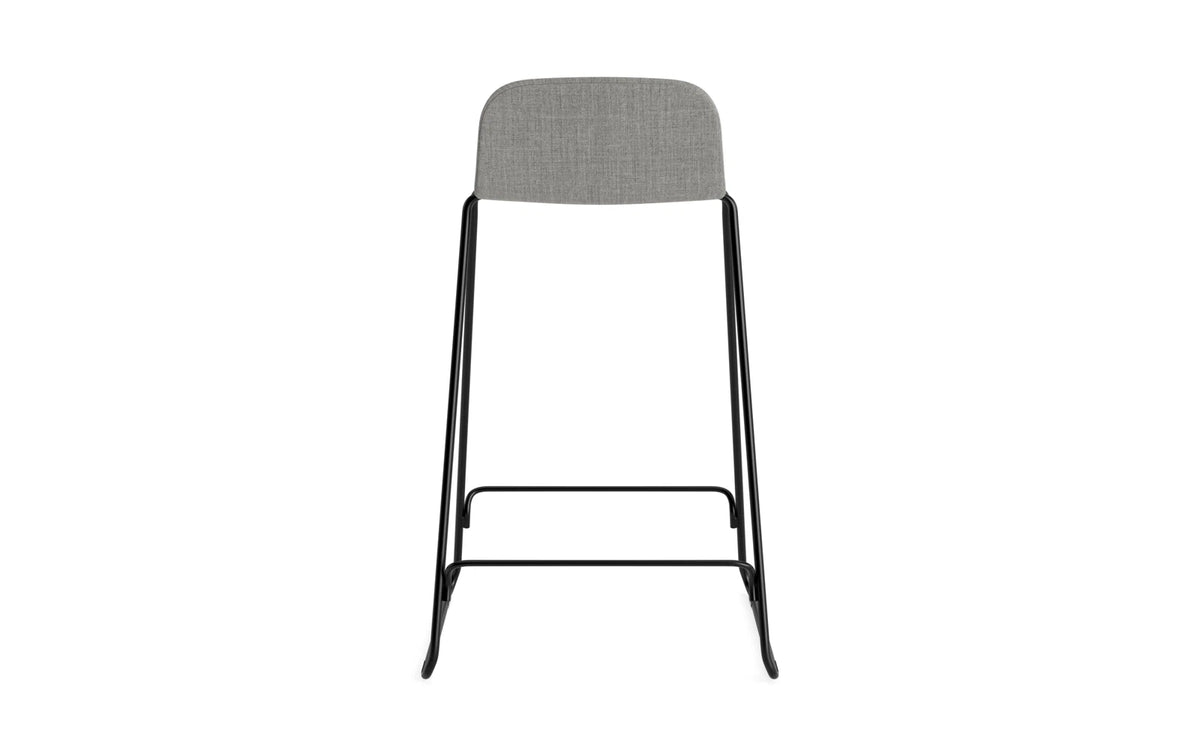 Just Barhocker 65 cm mit Lehne, gepolstert, schwarzer Stahl/ Remix in Remix 133 präsentiert im Onlineshop von KAQTU Design AG. Barstuhl ist von Normann Copenhagen