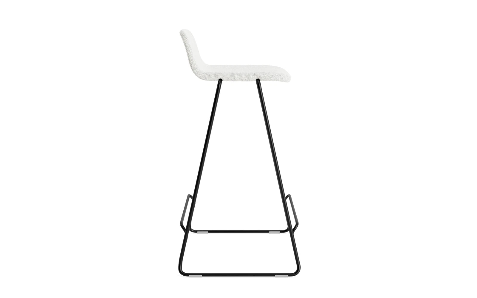 Entdecken Sie den Just Barhocker 65 cm mit Lehne von Normann Copenhagen – ein stilvoller, gepolsterter Hocker aus schwarzem Stahl und langlebigem Hallingdal-Stoff, ideal für moderne Wohnräume.