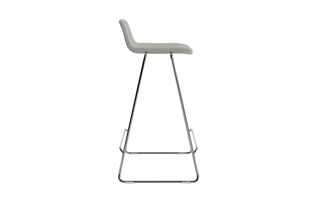Just Barhocker 65 cm mit Lehne, gepolstert, Chrom/ Remix in Remix 133 präsentiert im Onlineshop von KAQTU Design AG. Barstuhl ist von Normann Copenhagen