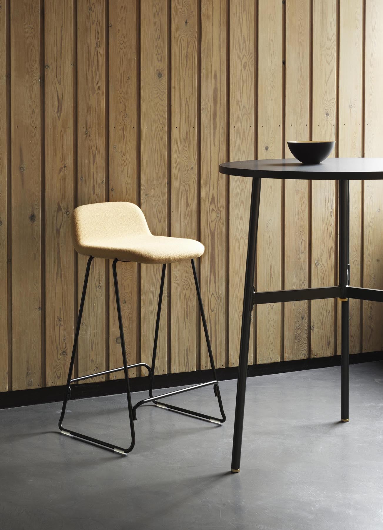 Erleben Sie den Just Barhocker 65 cm von Normann Copenhagen – ein eleganter, gepolsterter Barstuhl mit stabiler Lehne und zeitlosem Design.