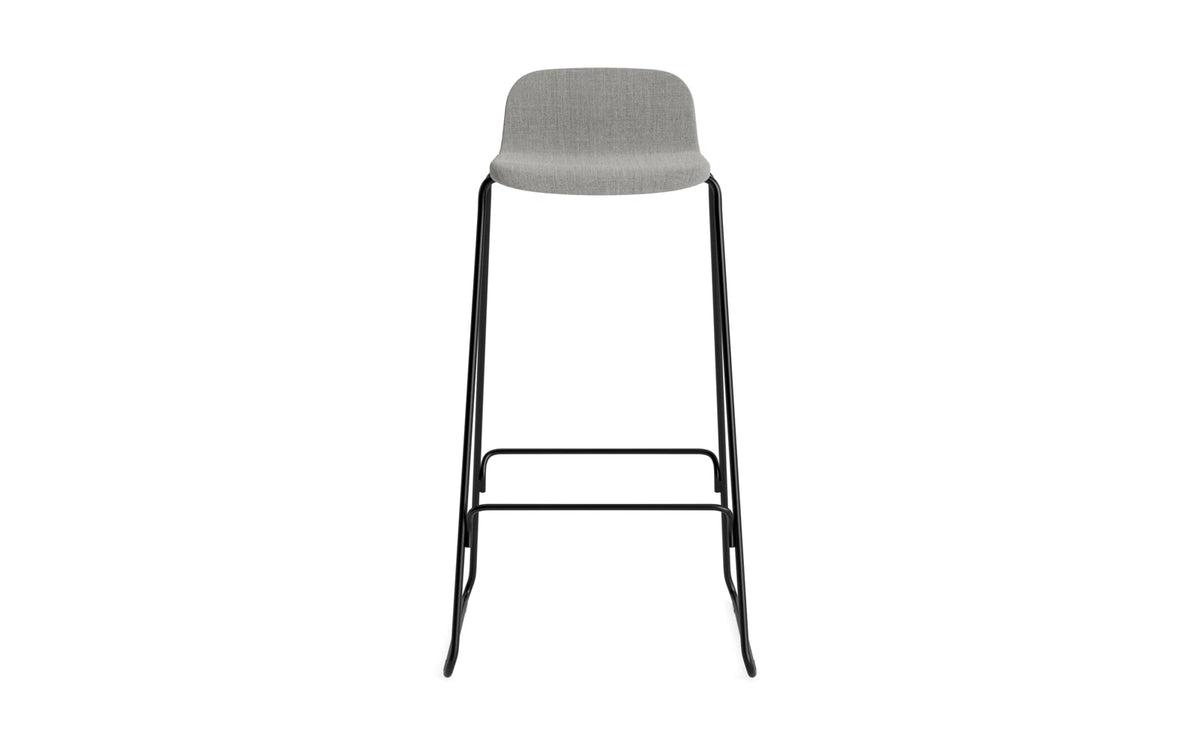 Just Barhocker 75 cm mit Lehne, gepolstert, schwarzer Stahl Remix in Remix 133 präsentiert im Onlineshop von KAQTU Design AG. Barstuhl ist von Normann Copenhagen
