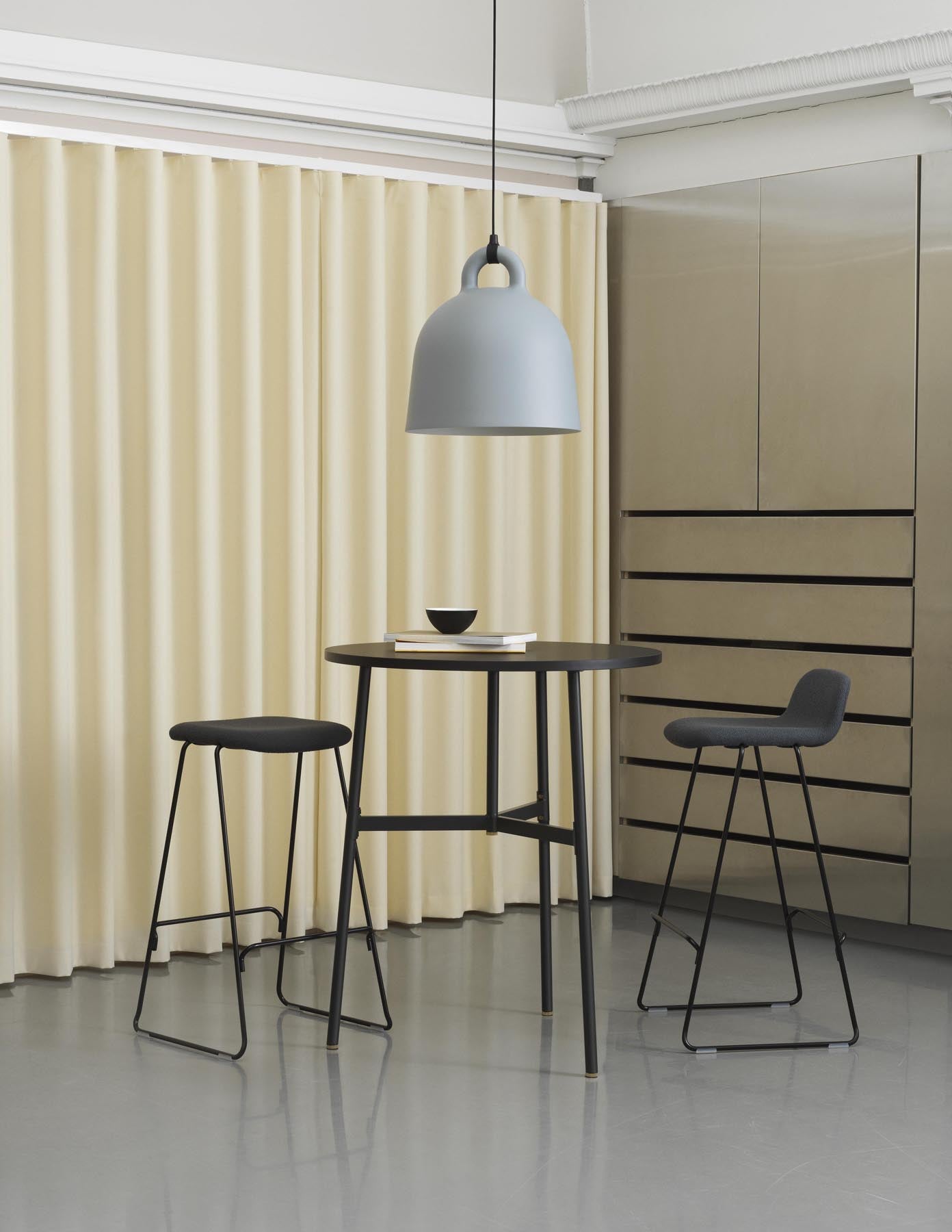 Entdecken Sie den Just Barhocker 75 cm mit Lehne von Normann Copenhagen – ein stilvolles, gepolstertes Möbelstück aus schwarzem Stahl, ideal für jeden Raum.